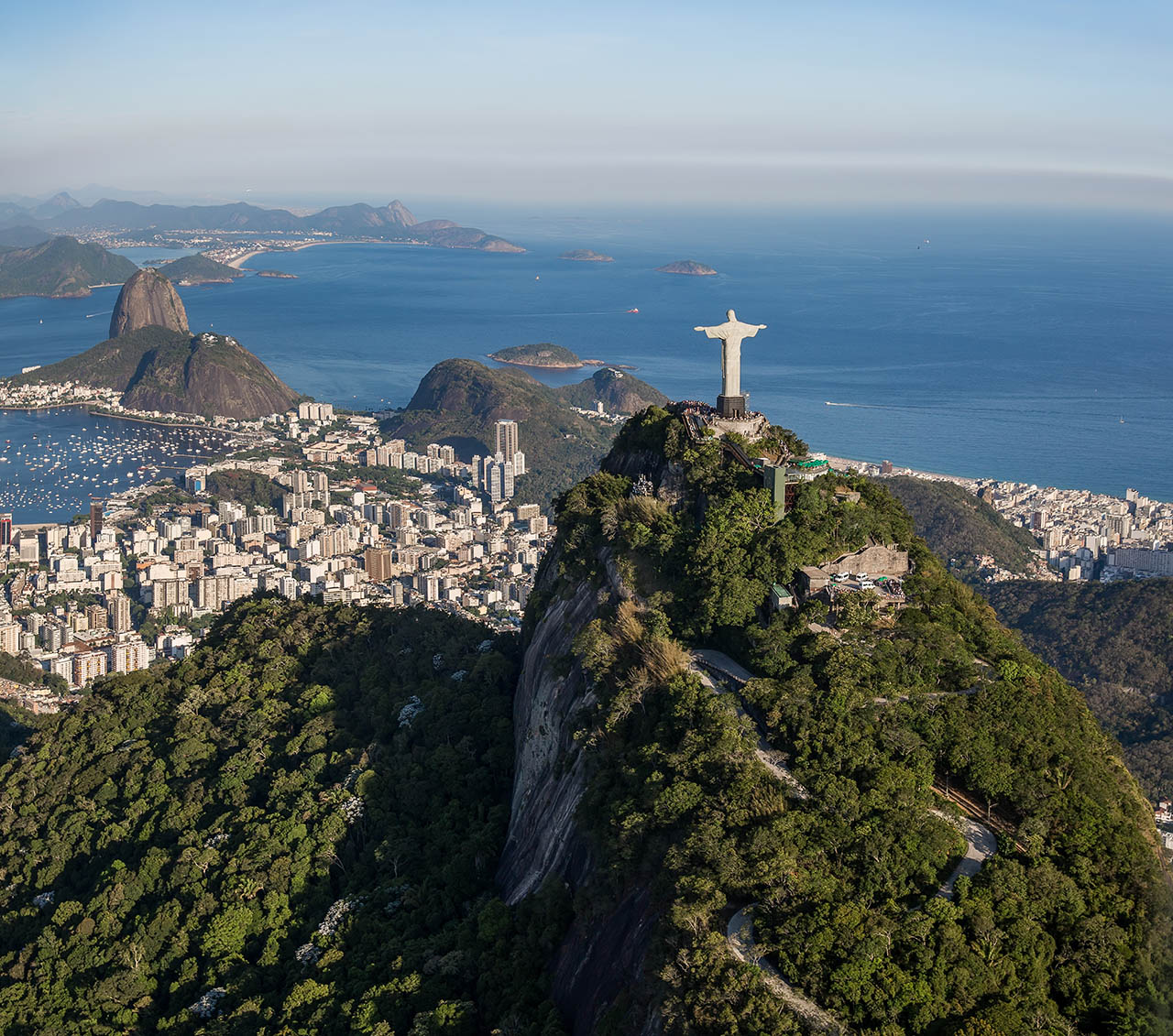 City Tour Rio de Janeiro - Vista aérea do Cristo Redentor, Pão de Açúcar ao fundo.
